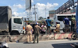 TP.HCM: Xe ô tô 7 chỗ bẹp dúm, 5 người trong xe la hét cầu cứu sau tai nạn liên hoàn