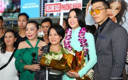 Miss Earth Phương Khánh ôm chầm mẹ khi vừa về Việt Nam