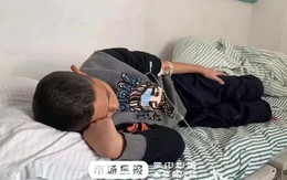 Đi trễ 2 phút, cậu bé bị giáo viên đánh bằng 4 cây chổi, nhìn ảnh thương tích cư dân mạng tức giận phán 'không phải con người'