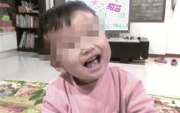 Bé trai 2 tuổi nặng 6kg bị bỏ đói đến chết, mẹ đẻ thản nhiên đi chơi cùng bạn trai