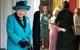 Từng bị chỉ trích khi "cả gan" khoác vai Nữ hoàng Anh, bà Obama lần đầu tiết lộ sự thật bất ngờ giữa hai người