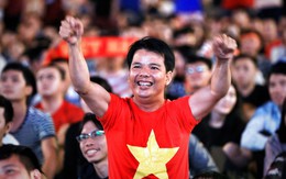 Người Sài Gòn mừng chiến thắng của tuyển Việt Nam trên phố Nguyễn Huệ