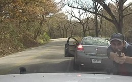 Cảnh sát Mỹ thoát chết khi bị người vi phạm giao thông bắn nát xe