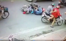 Clip người phụ nữ bị gã đàn ông đạp ngã vào ô tô khi đang đi trên phố