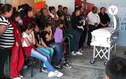 Bé 8 tuổi tử vong vì bị bố và mẹ kế bắt ăn chất thải