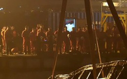 Xe buýt rơi xuống sông Trường Giang vì hành khách đánh tài xế