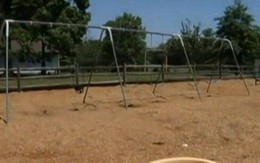 Bé trai 3 tuổi bị đẩy trên xích đu 40 tiếng đến chết và nỗi ám ảnh cả đời người mẹ tâm thần phân liệt