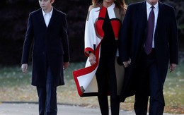 Cậu út nhà Trump mặc đồ đôi với bố dự lễ xá tội gà tây