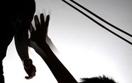 Đang chạy xe máy về nhà, cô giáo bị chồng chặn đường chém trọng thương