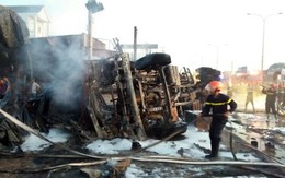 Tai nạn kinh hoàng: Xe bồn chở xăng tông trụ điện làm cháy nhà dân, hàng chục người thương vong