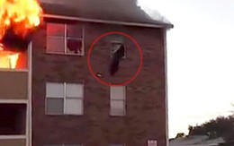 Cháy nhà, mẹ thả con 1 tuổi từ tầng ba cho người lạ