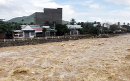 Hàng loạt điểm ngập lụt, sạt lở 'bao vây' Nha Trang