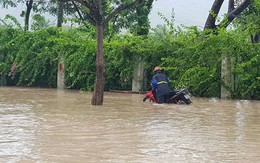 Nha Trang đường biến thành sông, TP.HCM đường vắng tanh vì mưa lớn trong cơn bão số 9