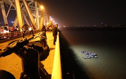 Huy động ca nô tìm kiếm ô tô mất lái lao từ cầu Chương Dương xuống sông Hồng