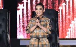 Phi Nhung cúi xin lỗi vì đi họp báo trễ một tiếng