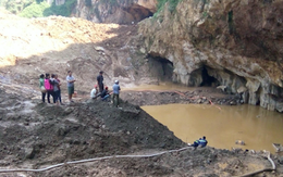 Sập lò khai thác vàng, 2 người mắc kẹt bên trong