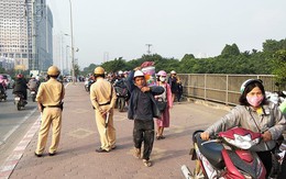 Clip hàng trăm người dắt xe máy ngược chiều, “tránh” cảnh sát giao thông