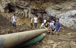 Vụ sập hầm vàng trái phép ở Hòa Bình: Vô vọng ánh mắt người thân 2 phu vàng mắc kẹt