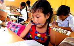Nghị lực đến trường của cô bé 'chim cánh cụt' ở miền Tây