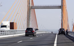 Quảng Ninh: Mặt cầu Bạch Đằng nhấp nhô, lái xe không dám đi hết tốc độ cho phép