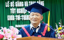 Ông lão sửa xe gần 70 tuổi lấy bằng cử nhân Luật