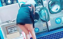 Cô gái thản nhiên cởi quần trong cửa hàng tự giặt đồ khiến nam thanh niên choáng váng
