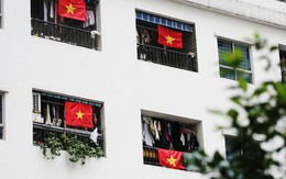 Cư dân "nhuộm đỏ" khu chung cư bằng cờ Tổ quốc cổ vũ cho đội tuyển Việt Nam