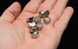 Một đứa trẻ chết vì nuốt pin khuy áo - vật mà bố mẹ không bao giờ ngờ đến có thể làm hại con mình