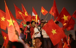 Mỹ Đình biến thành "chảo lửa" ăn mừng chiến thắng của đội tuyển Việt Nam