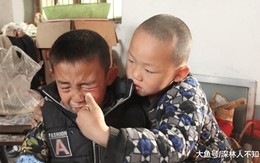 Xót xa cảnh bé trai 7 tuổi cầu xin được vào trại mồ côi khi cha mất, mẹ ôm tiền bỏ đi