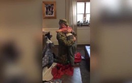 Người lính Mỹ xa nhà biến mình thành quà Giáng sinh tặng con trai