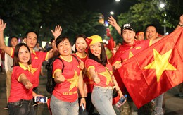 Thắng Philippines 2-1, cổ động viên Việt Nam “cháy hết mình” khi tiếng còi kết thúc trận đấu