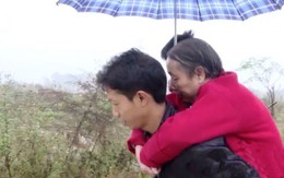 Người đàn ông Trung Quốc 15 năm cõng mẹ đi tìm việc