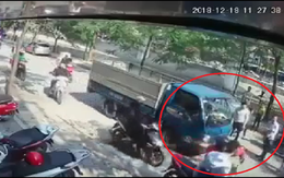 Clip ô tô mở cửa bất cẩn khiến người đi xe máy bị ô tô tải đâm trúng