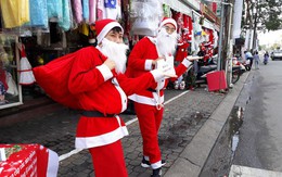 "Ông già Noel" xuống phố chào khách đi tặng quà
