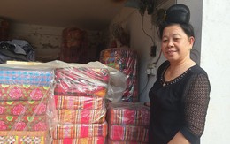 Vợ chồng ngày đêm "xe chỉ luồn kim" kiếm 200 triệu/năm từ đệm bông