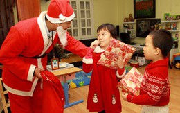 Thu 300.000 đồng/5 phút tặng quà: "Ông già Noel" Việt kiếm tiền triệu mỗi ngày