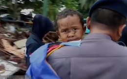Bé 5 tuổi kẹt 12 giờ trong ôtô sau sóng thần Indonesia