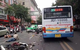 Kinh hoàng vụ cướp xe buýt, đâm vào đám đông ở TQ
