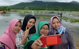 Bức xúc một số người Indonesia trở về vùng sóng thần tàn phá để chụp ảnh tự sướng: 'Cảnh hoang tàn mới được nhiều like'