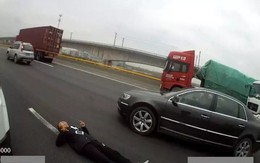 Thấy người đàn ông nằm co giật trên đường cao tốc, cảnh sát vội vàng tới rồi "cạn lời" khi biết sự thật quái gở