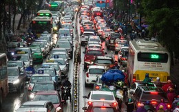 Người dân đổ xô về quê nghỉ Tết Dương lịch, Hà Nội ùn tắc trầm trọng dưới cơn mưa lạnh giá