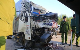 Ôtô tải húc đuôi xe container, hai người chết
