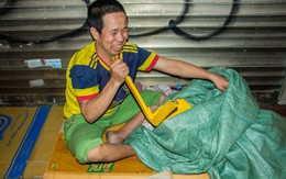 Người vô gia cư ở Hà Nội co ro trong đêm rét buốt đến tê người