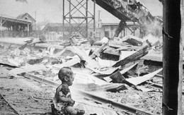 Bức ảnh đứa bé ngồi khóc trên đống đổ nát và câu chuyện đau lòng phía sau khiến cả thế giới phải ám ảnh