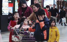Thời tiết khắc nghiệt, trẻ em Hà Thành vẫn kéo nhau ra phố đón Tết Dương lịch