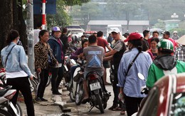 “Cò vé” đại náo, bủa vây người hâm mộ trước cổng VFF