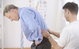 Đau lưng ở người cao tuổi: Dấu hiệu cảnh báo nhiều loại bệnh