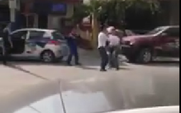 Va chạm giao thông, nam thanh niên đập đầu tài xế taxi vào đuôi xe làm vỡ kính
