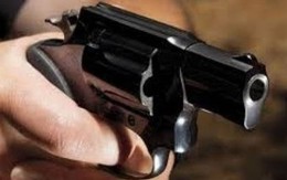 Cứu con trai, bố bị súng cướp cò bắn vào bụng